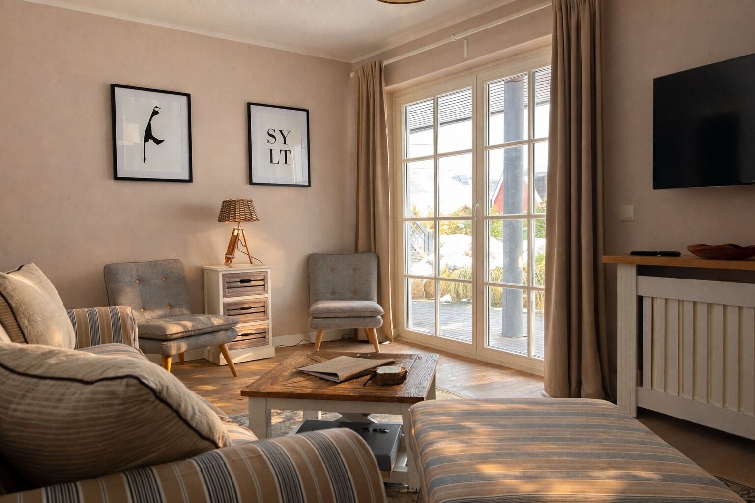 TV connectée, livres, chaîne hi-fi