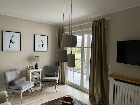 Smart TV, books, stereo