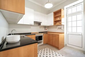 Geladeira, micro-ondas, cooktop, lava-louças