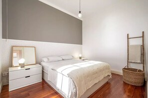 4 chambres, coffre-fort, bureau, fer et planche à repasser