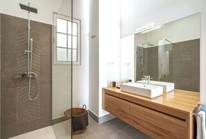 Dusche, Haartrockner, Handtücher, Toilettenpapier