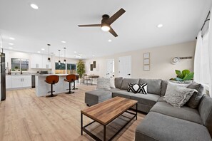 Smart TV, caminetto, impianto stereo