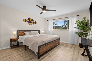 3 bedrooms, desk, iron/ironing board, travel cot - Modern, newly remodeled with private heated pool. (Sarasota)