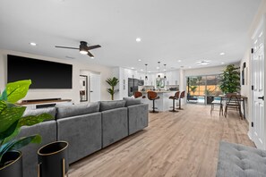 Smart TV, caminetto, impianto stereo