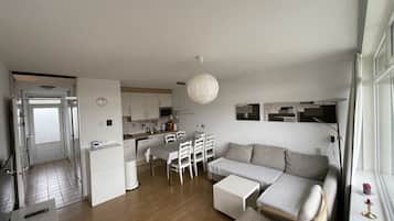 Een smart-tv en een tafeltennistafel