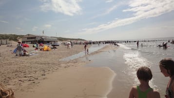 Ligstoelen aan het strand