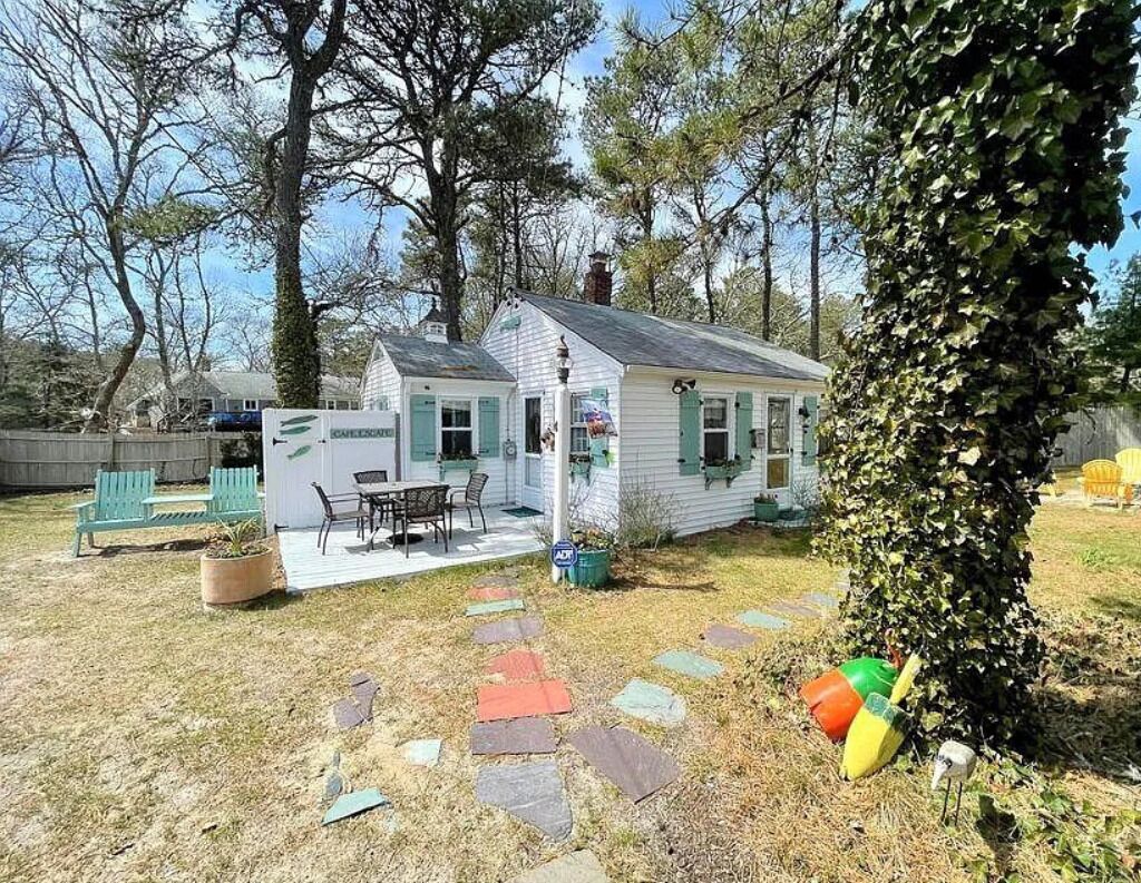 Cozy cape retreat with huge yard and deck