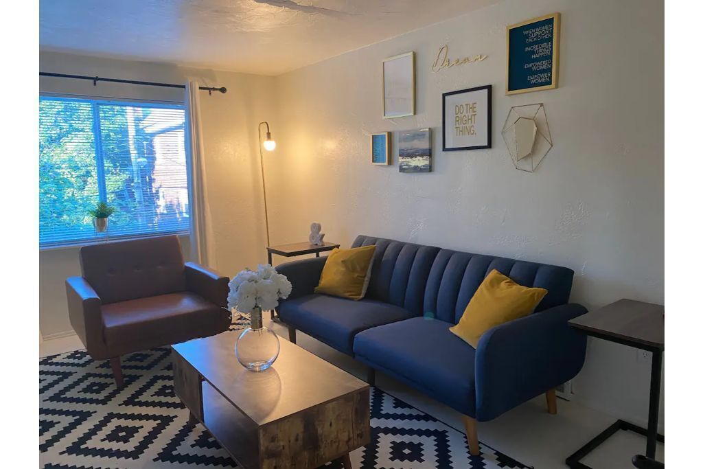 Modern 2 Bedroom Apartment Close to Shopping