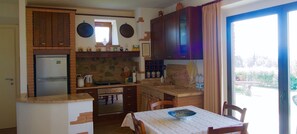 Fridge, oven, stovetop, electric kettle - Panoramic Holiday Home with Pool (Casole d'Elsa)