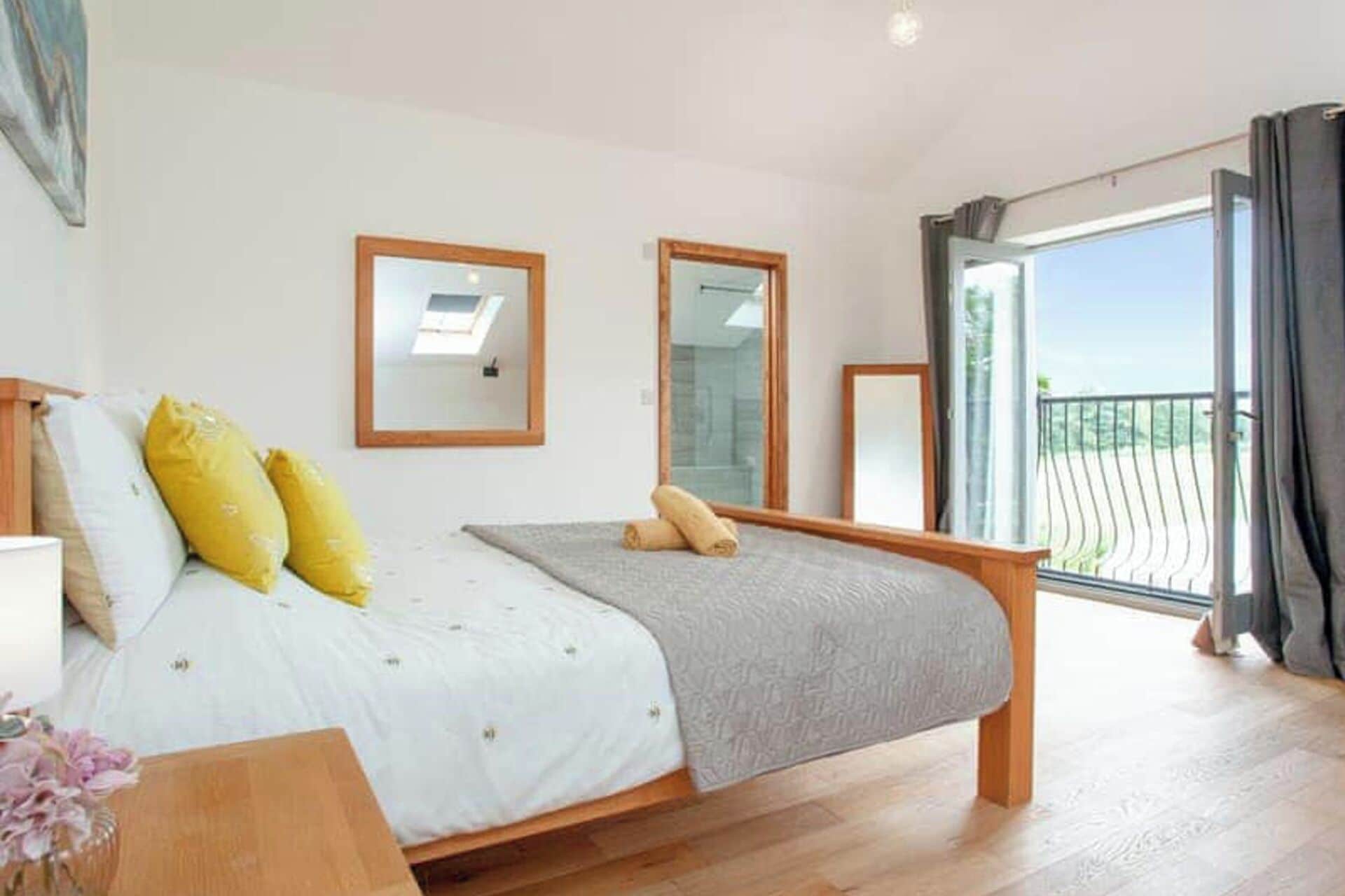 2 bedrooms, iron/ironing board, bed sheets