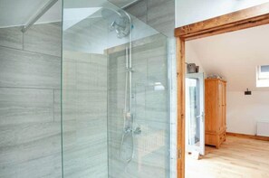 Shower, towels - 2-bed Cottage Sleeps 4 With Hot Tub (Honiton)