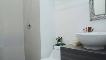 Condo Confort | Baño | Regadera y toallas
