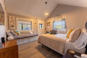 11 bedrooms, free WiFi, bed sheets - Rent Vacanza Cabins Sleeps 37 Perfect for retreats, weddings and more! (Alton)