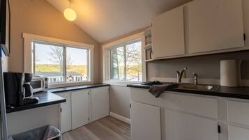 Micro-ondes, four, plaque de cuisson, cafetiĂšre/bouilloire