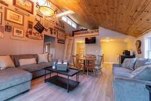 TV, stereo - Rent Vacanza Cabins Sleeps 37 Perfect for retreats, weddings and more! (Alton)