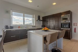 Fridge, microwave, oven, stovetop - A marvellous 3 Bedroomed at the Waters Edge with use of two pools! (Marsaskala)