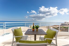 Outdoor dining - A 3 marvellous 3 Bedroomed at the Waters Edge with use of two pools! (Marsaskala)