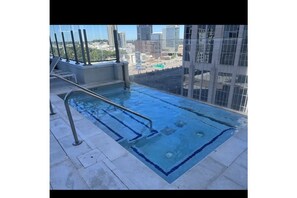 Alberca al aire libre y alberca climatizada