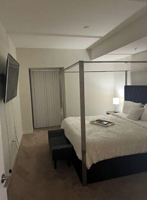 1 habitación, tabla de planchar con plancha, wifi gratis y ropa de cama