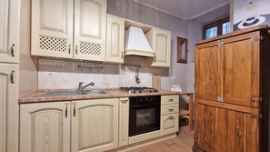 Ofen, Herdplatte, Kochgeschirr/Geschirr/Besteck, Gewürze