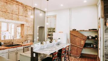 Køleskab, mikrobølgeovn, ovn, kogeplade