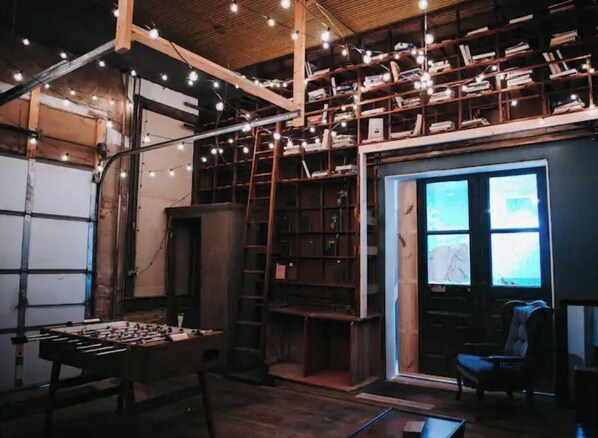 Game room - Old Bank Building in Quaint Downtown (El Paso)