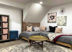 1 bedroom, free WiFi, bed sheets - Old Bank Building in Quaint Downtown (El Paso)