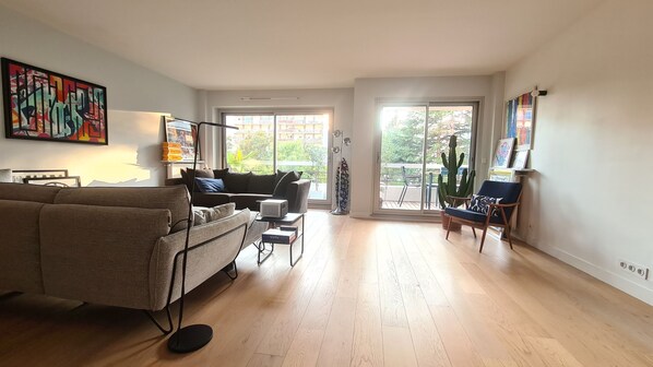 Smart-TV, Bücher, Stereoanlage