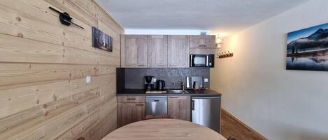 Réfrigérateur, micro-ondes, four, lave-vaisselle