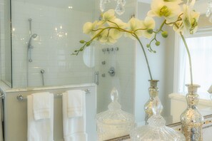 Haartrockner, Handtücher, Seife, Shampoo