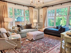 Smart TV, fireplace, books, streaming services