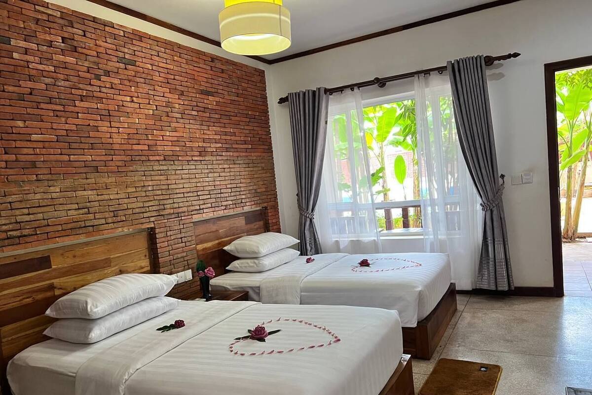 Phòng 2 giường đơn Deluxe, quang cảnh hồ bơi | Truy cập Internet không dây miễn phí 