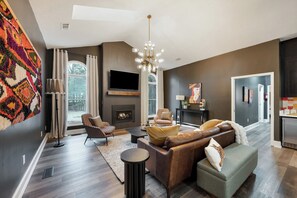 Smart TV, chimenea, videojuegos