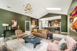 Smart TV, chimenea, videojuegos