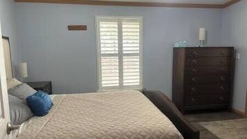 3 bedrooms, iron/ironing board, WiFi, bed sheets