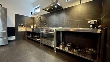 Een oven, een kookplaat, een koffiezetapparaat/waterkoker