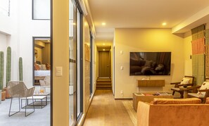 Apartamento Premium | Zona de estar | Una televisión de pantalla plana