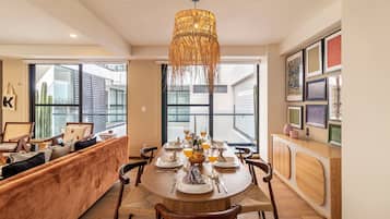 Deluxe Apartment | Dining room