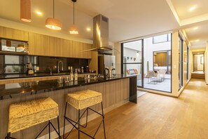 Apartamento Premium | Cocina privada | Frigorífico, microondas, horno y placa de cocina