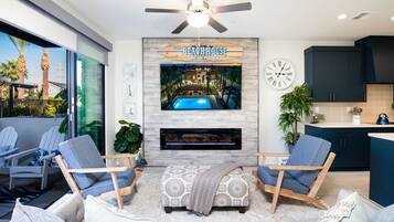 Una Smart TV, una chimenea