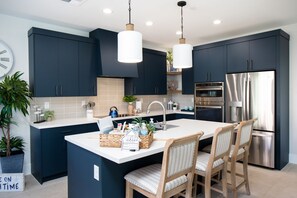 雪櫃、微波爐、焗爐、爐具