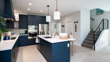 Frigorífico, microondas, horno y placa de cocina