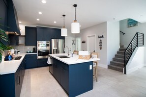 ثلاجة، ميكروويف، فرن، موقد طهي مسطح