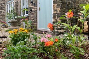 Exterior detail - 1 Bed-pet Friendly-parking-patio-close to Coasts (Launceston)