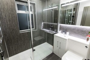 Maison | Salle de bain | Douche, séchoir à cheveux, serviettes fournies
