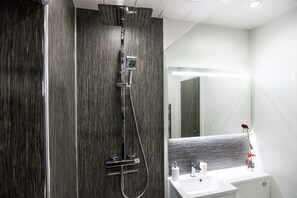 Casa | Banheiro | Chuveiro, secador de cabelo, toalhas de banho 