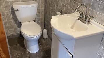 Regadera, secadora de cabello, toallas, jabón