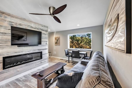 TV, fireplace. CONDO 5-Sister Bay Gem-Steps to the Beach