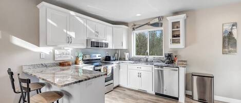 Een koelkast, een microgolfoven, een oven, een kookplaat