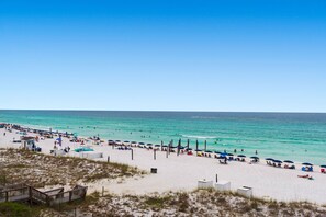 Sulla spiaggia, lettini da mare